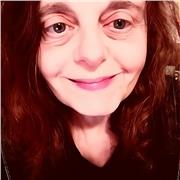 Editor con oltre 10 anni di esperienza e con formazione umanistica, offre lezioni personalizzate di scrittura creativa.